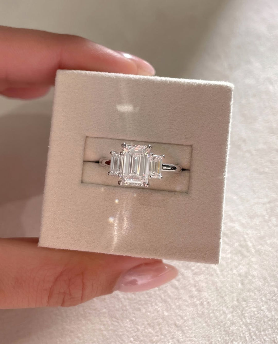 2.3 CT Emerald E/VS1⁠⁠ ⁠ Lab Grown Diamond Three stone Style Engagement Ring