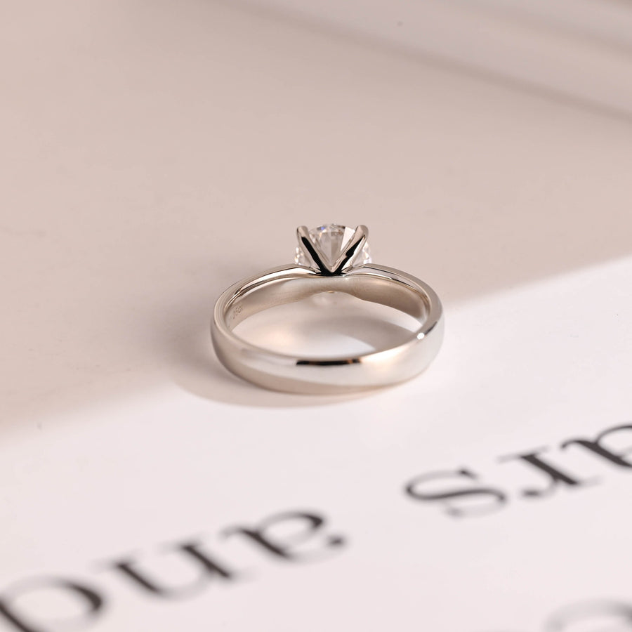 1.0 CT Round Cut Solitaire Moissanite Engagement Ring