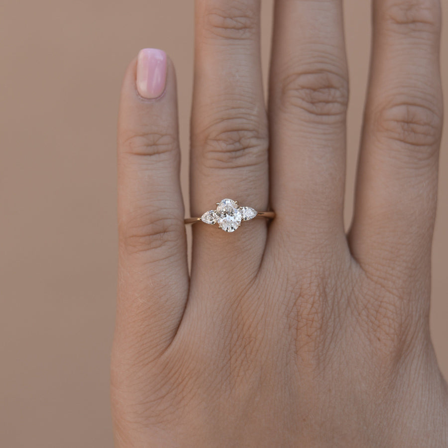 0.84-1.91 CT Oval Cut Three Stones Moissanite Engagement Ring