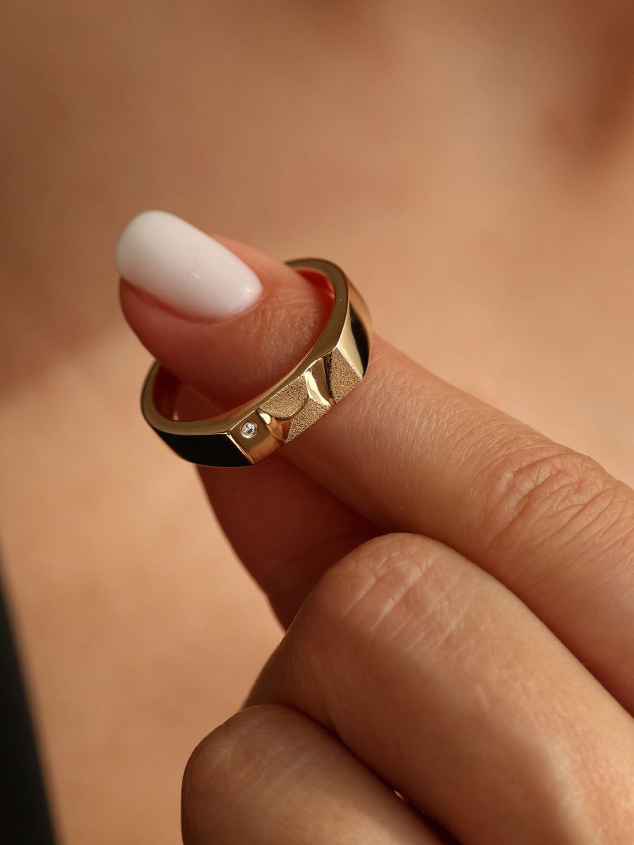 0.5 TCW Round Signet Textured Wedding Band