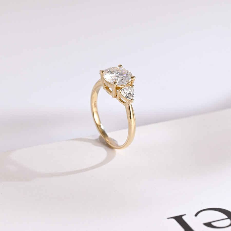 2.0 CT Round Cut Three Stone Moissanite Engagement Ring