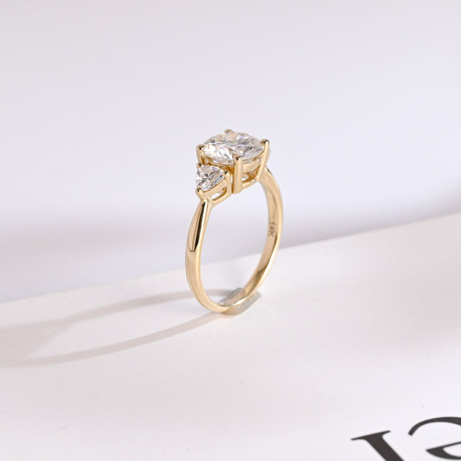 2.0 CT Round Cut Three Stone Moissanite Engagement Ring