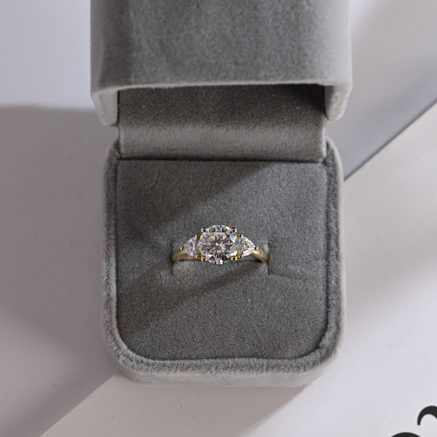 2.0 CT Round Cut Three Stone Moissanite Engagement Ring