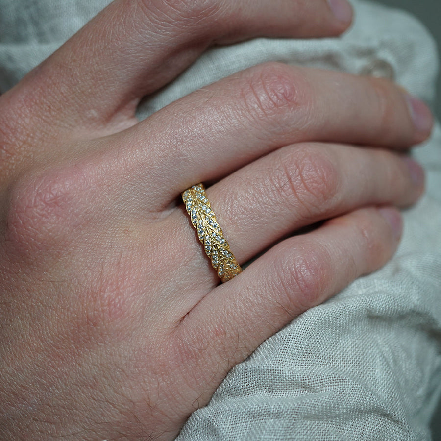 Round Stones Feather Style Men's Wedding Band - Barbara Maison 