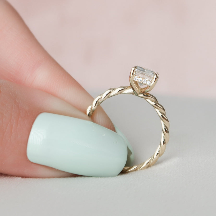 2.0 CT Emerald Twisted Band & Solitaire Moissanite Engagement Ring - Barbara Maison 