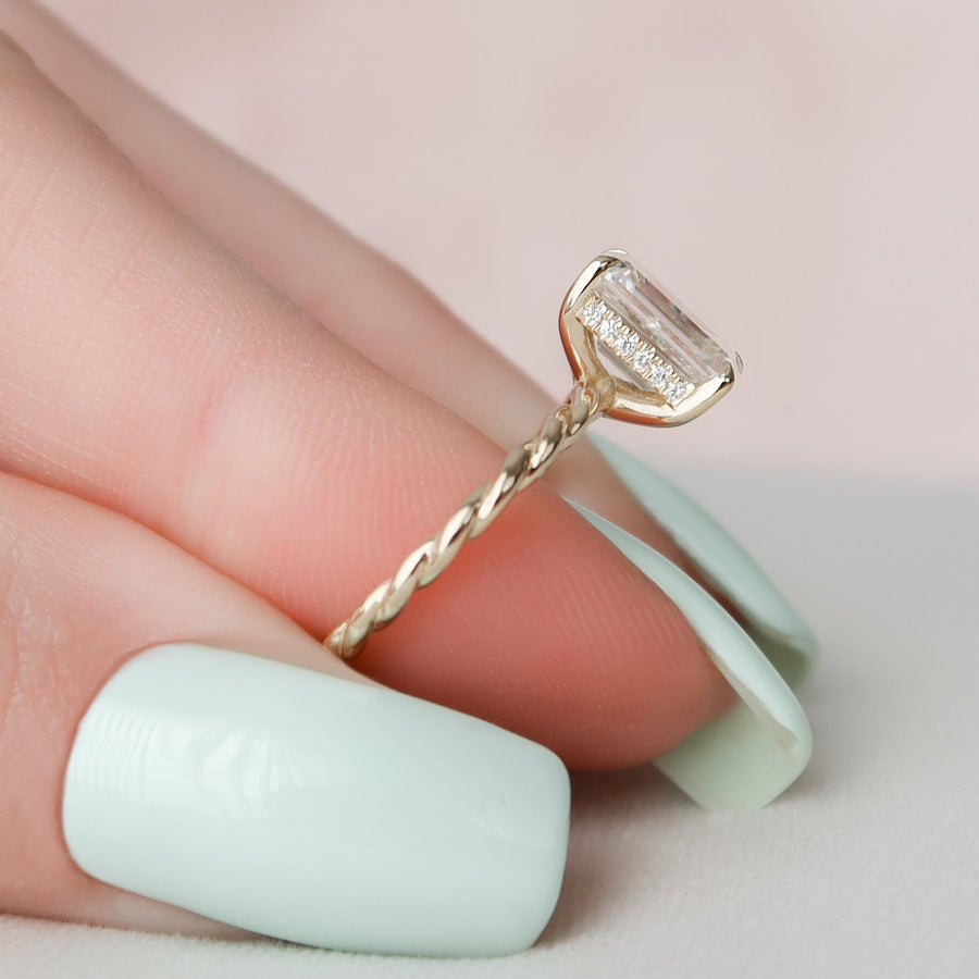 2.0 CT Emerald Twisted Band & Solitaire Moissanite Engagement Ring - Barbara Maison 