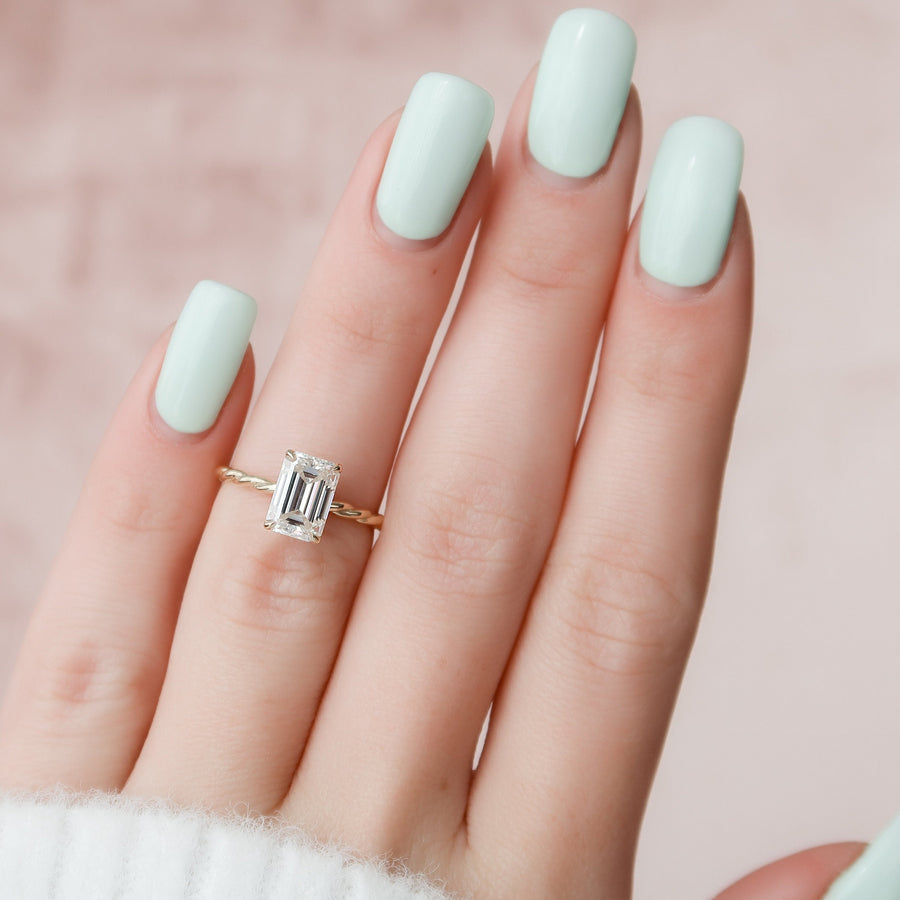 2.0 CT Emerald Twisted Band & Solitaire Moissanite Engagement Ring - Barbara Maison 